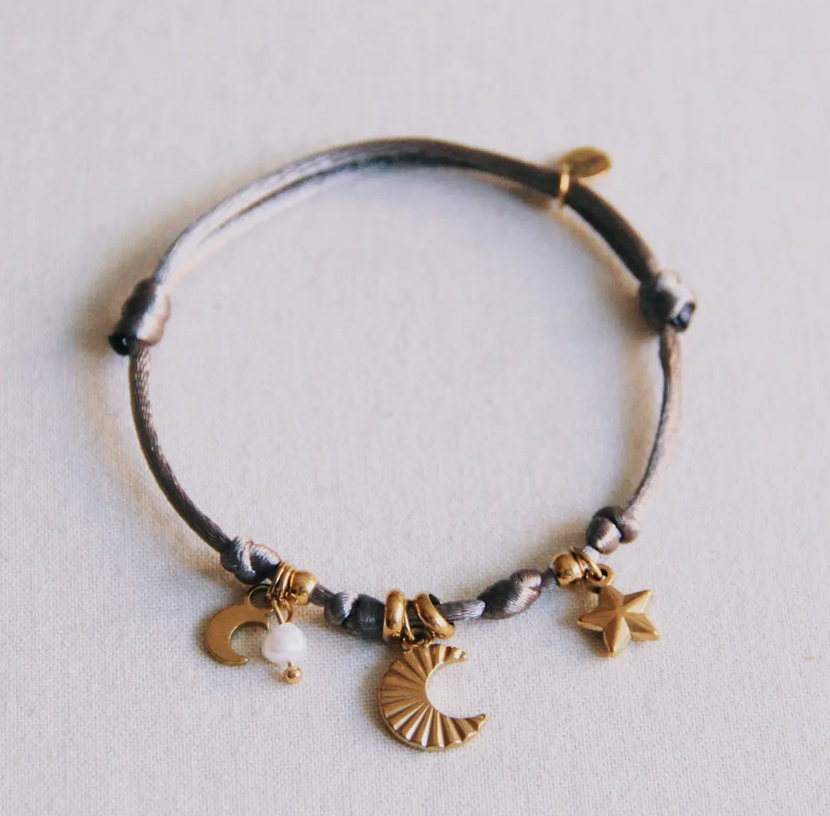 Satin-Charme-Armband mit Monden und Mini Perle - Taupe