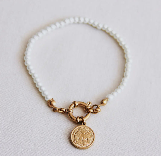 Perlenarmband mit rundem Verschluss und Münze - Gold