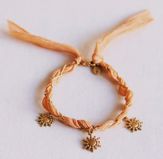 Kettenarmband mit Seide und Anhängern - Lachsfarben